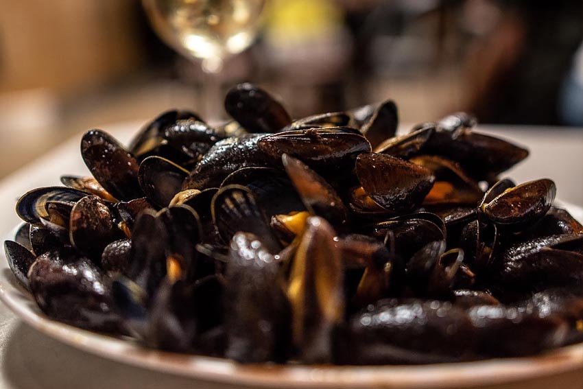 Uns dels millors musclos a la planxa de Roses es continuen trobant al Bar Antonio Bar_Antonio