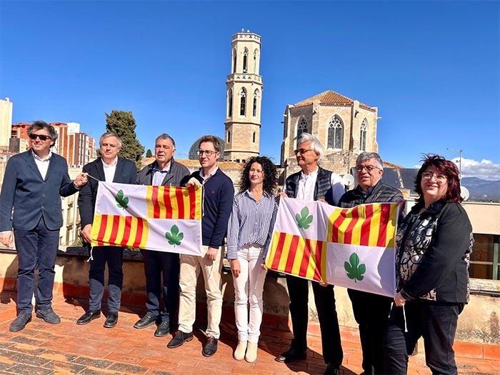 Figueres recupera la campanya “Per Santa Creu, pengem la bandera de Figueres al balcó” Figueres recupera la campanya “Per Santa Creu, pengem la bandera de Figueres al balcó”