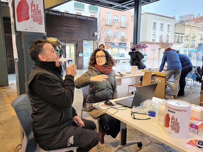 Una trentena de persones s’han fet una espirometria a la parada solidària de la Unitat de Pneumologia de l’Hospital a favor de La Marató de 3CAT espirometria a la parada solidària de la Unitat de Pneumologia de l’Hospital a favor de La Marató de 3CAT