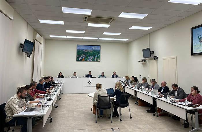 Figueres es compromet a garantir la pervivència i el desenvolupament del català en l’àmbit local Figueres es compromet a garantir la pervivència i el desenvolupament del català en l’àmbit local