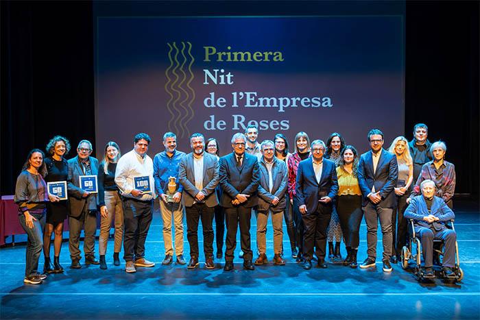 La 1a Nit de l’Empresa a Roses reconeix l’esforç dels empresaris per fer del municipi un model d’excel·lència La 1a Nit de l’Empresa a Roses reconeix l’esforç dels empresaris per fer del municipi un model d’excel·lència