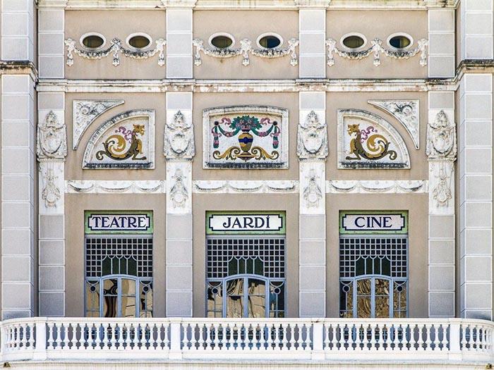 La restauració de la façana i dels elements patrimonials del Teatre-Municipal El Jardí de Figueres estarà enllestida a l’estiu La restauració de la façana i dels elements patrimonials del Teatre-Municipal El Jardí de Figueres estarà enllestida a l’estiu