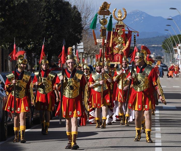 Desfilada dels Armats de Sant Esteve de Vila-sacra i Manaies de Banyoles Desfilada dels Armats de Sant Esteve de Vila-sacra i Manaies de Banyoles