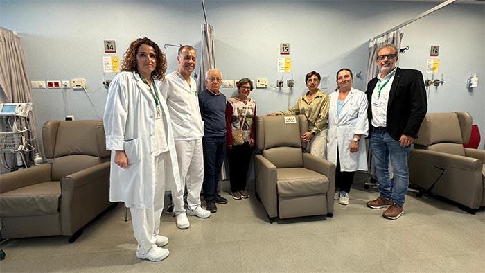 Oncolliga Girona fa una donació d’11.548 euros a la FSE per comprar 16 butaques per a l’Hospital de Dia Oncològic i el Bernat Jaume Oncolliga Girona fa una donació d’11.548 euros a la FSE per comprar 16 butaques per a l’Hospital de Dia Oncològic i el Bernat Jaume