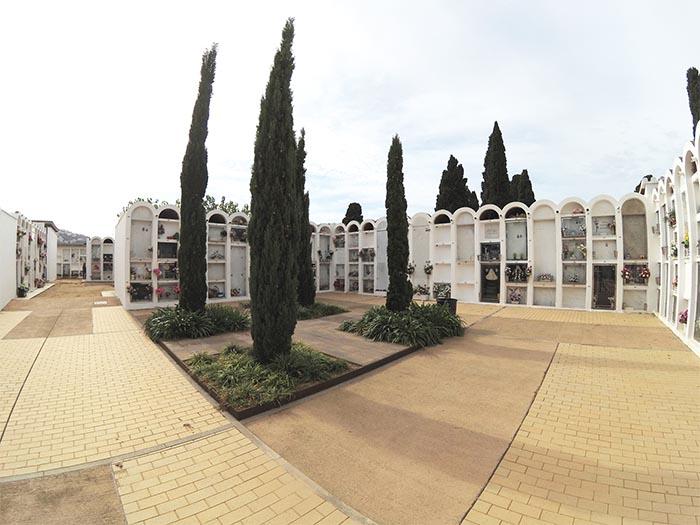Reforma del cementiri de Roses amb nova pavimentació, espai per a infants no nats i ampliació de magatzems Reforma del cementiri de Roses amb nova pavimentació, espai per a infants no nats i ampliació de magatzems