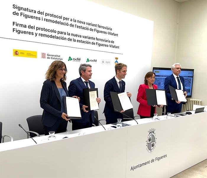 Acord històric entre Ministeri, Adif, Generalitat i Ajuntament per posar fi als passos a nivell de Figueres i construir la nova estació intermodal Acord històric entre Ministeri, Adif, Generalitat i Ajuntament per posar fi als passos a nivell de Figueres i construir la nova estació intermodal
