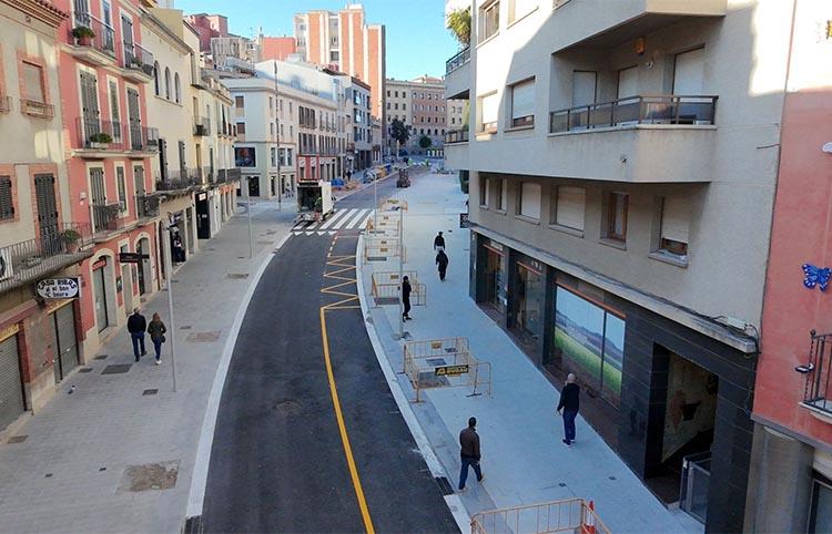 Figueres estrenarà la renovada Pujada del Castell al març com un gran passeig amb més espai, terrasses i arbres, i una nova zona d’aparcament per compres ràpides Figueres estrenarà la renovada Pujada del Castell al març com un gran passeig amb més espai