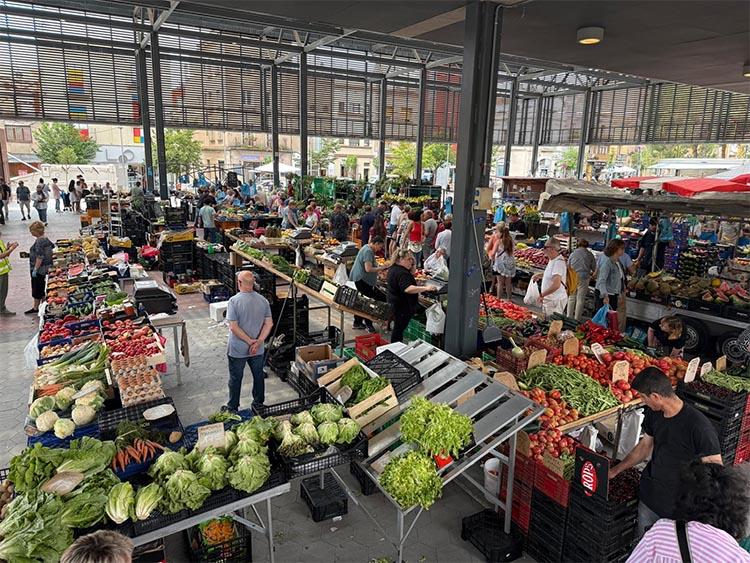 El mercat de la fruita i la verdura de Figueres s’obre a cinc noves parades amb l’objectiu de preservar la qualitat i els productors locals El mercat de la fruita i la verdura de Figueres s’obre a cinc noves parades amb l’objectiu de preservar la qualitat i els productors locals