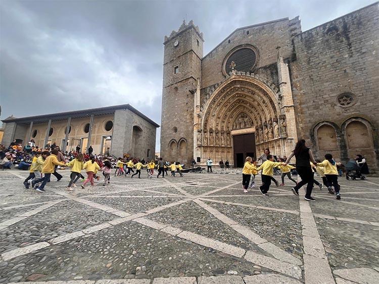 2a Trobada de Danses Tradicionals Catalanes 2a Trobada de Danses Tradicionals Catalanes