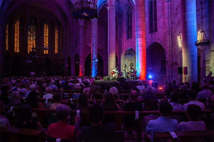 El Festival ISTIU arrenca omplint una Basílica entregada a l’univers més íntim d’Andrea Motis El Festival ISTIU arrenca omplint una Basílica entregada a l'univers més íntim d'Andrea Motis