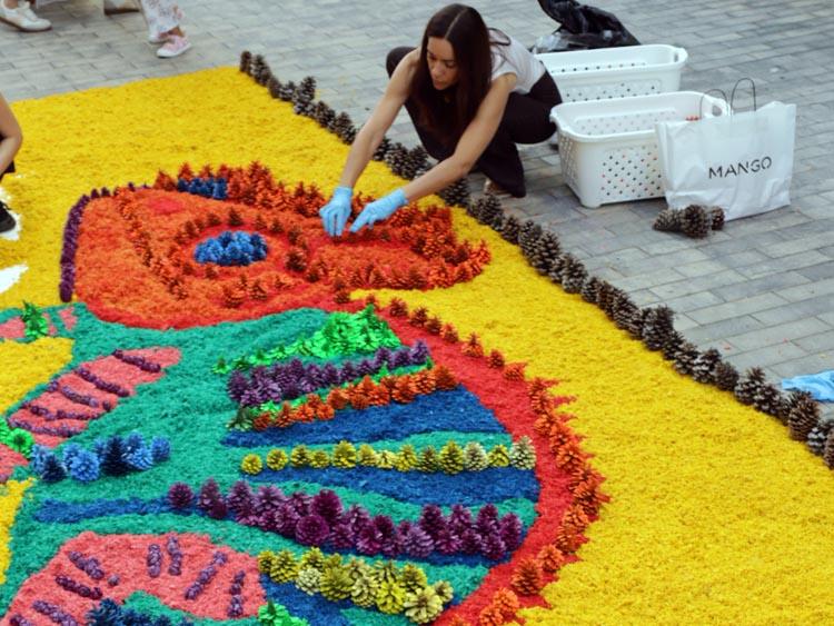 Comerciants, entitats i escoles omplen de flors el centre de Roses amb les tradicionals catifes de Corpus Comerciants, entitats i escoles omplen de flors el centre de Roses amb les tradicionals catifes de Corpus