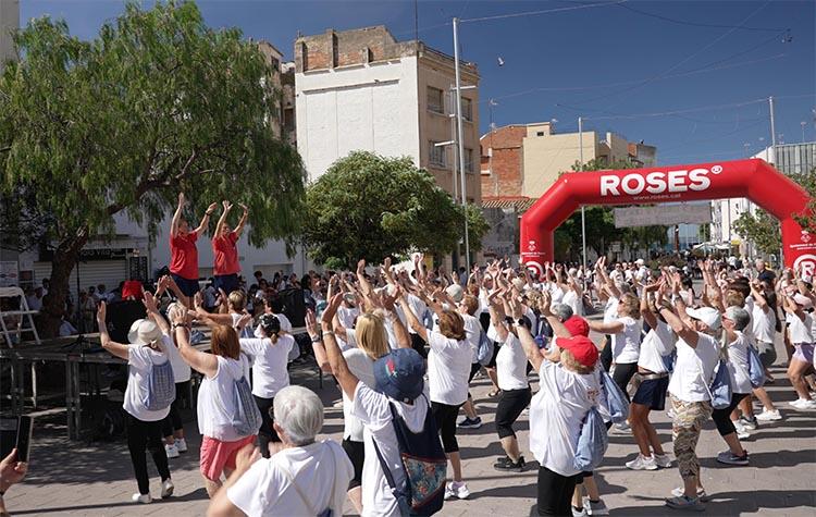La caminada pels drets de les persones grans aplega a Roses 700 participants La caminada pels drets de les persones grans aplega a Roses 700 participants