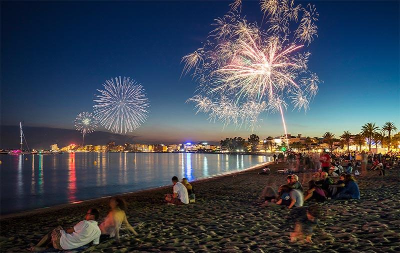 Roses incorpora sessions de DJ a la platja a la celebració de la revetlla de Sant Joan Roses incorpora sessions de DJ a la platja a la celebració de la revetlla de Sant Joan