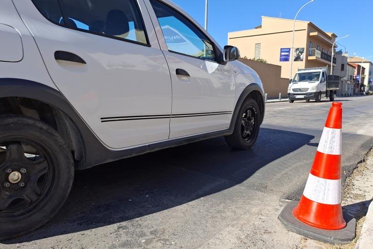 Castelló d’Empúries reforça la seguretat viària amb la instal·lació de nous reductors de velocitat Castelló d’Empúries reforça la seguretat viària amb la instal·lació de nous reductors de velocitat