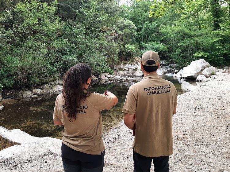El dispositiu d’informadors ambientals a les gorgues i els espais fluvials arriba aquest estiu a vint-i-un municipis gironins El dispositiu d'informadors ambientals a les gorgues i els espais fluvials arriba aquest estiu a vint-i-un municipis gironins