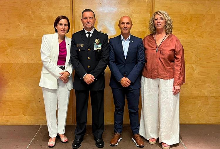 La Jonquera reconeix la trajectòria del sotsinspector Alonso Caballero en el seu comiat institucional La Jonquera reconeix la trajectòria del sotsinspector Alonso Caballero en el seu comiat institucional