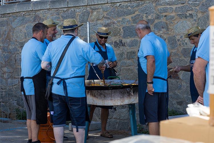 Els pescadors de Roses celebren la festa de Sant Pere amb suquet, havaneres, ball i un espectacle lumínic Els pescadors de Roses celebren la festa de Sant Pere