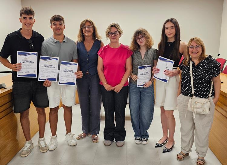 Vilafant reconeix l’excel·lència acadèmica de cinc alumnes de batxillerat Vilafant reconeix l'excel·lència acadèmica de cinc alumnes de batxillerat