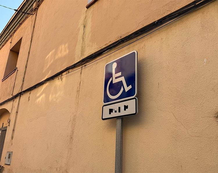 Figueres bonificarà un 95% la taxa de les places personalitzades per a persones amb mobilitat reduïda Figueres bonificarà un 95% la taxa de les places personalitzades per a persones amb mobilitat reduïda
