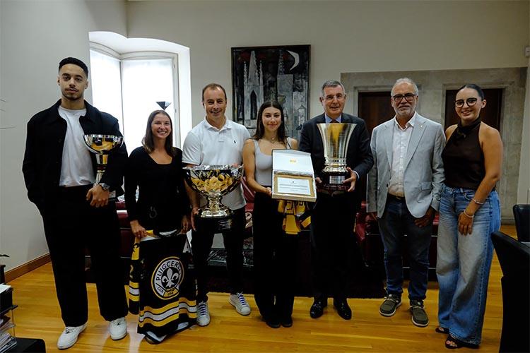 La Diputació de Girona homenatja l’equip sènior femení del Club Gel Puigcerdà pel seu doblet històric del curs 2025-2026 La Diputació de Girona homenatja l'equip sènior femení del Club Gel Puigcerdà pel seu doblet històric del curs 2025-2026