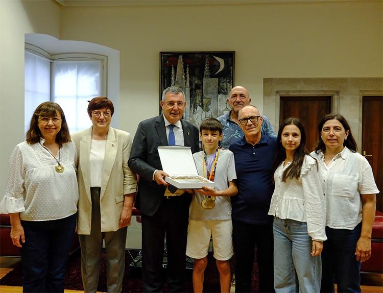 Reconeixement institucional a Marçal Viñolas com a campió de la Copa del Món infantil de patinatge artístic Reconeixement institucional a Marçal Viñolas com a campió de la Copa del Món infantil de patinatge artístic