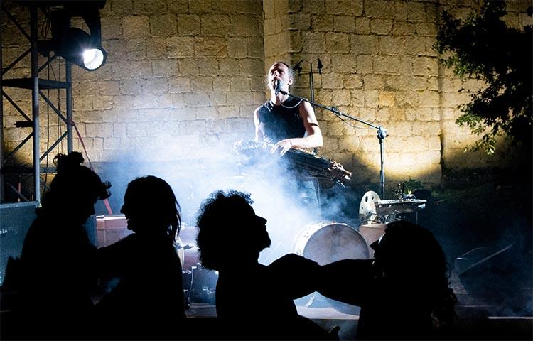 PedretFolk consolida la seva aposta per la música d’arrel amb una tercera edició que connecta patrimoni, tradició i nous talents PedretFolk consolida la seva aposta per la música d’arrel amb una tercera edició que connecta patrimoni, tradició i nous talents