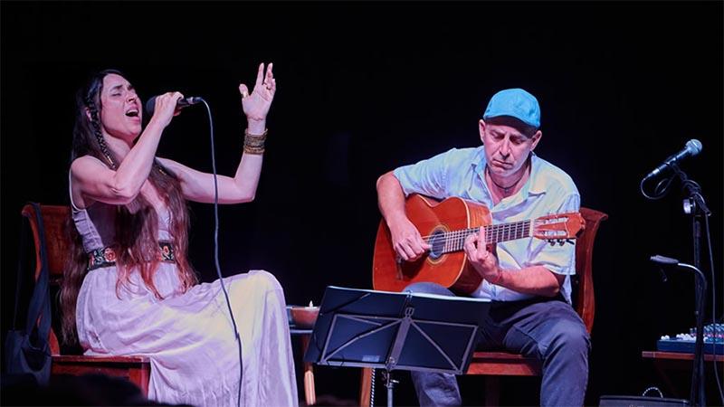 Roses commemora l’11 de setembre amb música tradicional, sardanes i una botifarrada solidària Roses commemora l’11 de setembre amb música tradicional, sardanes i una botifarrada solidària