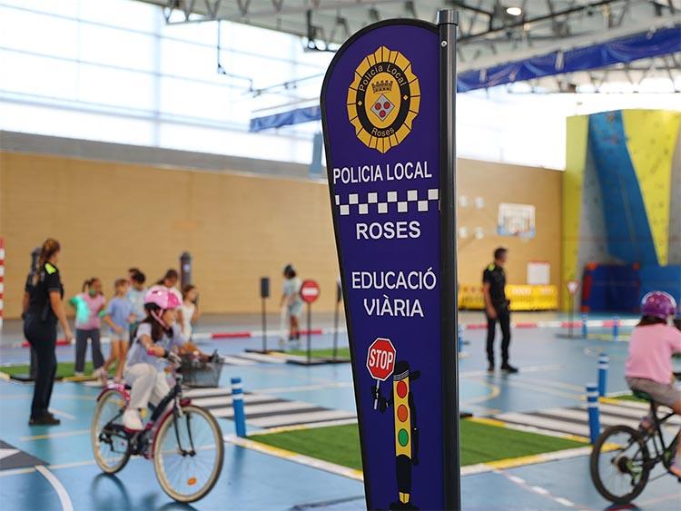 Roses promou una mobilitat més segura i sostenible amb bus urbà gratuït i un circuit vial per als escolars Roses promou una mobilitat més segura i sostenible amb bus urbà gratuït i un circuit vial per als escolars