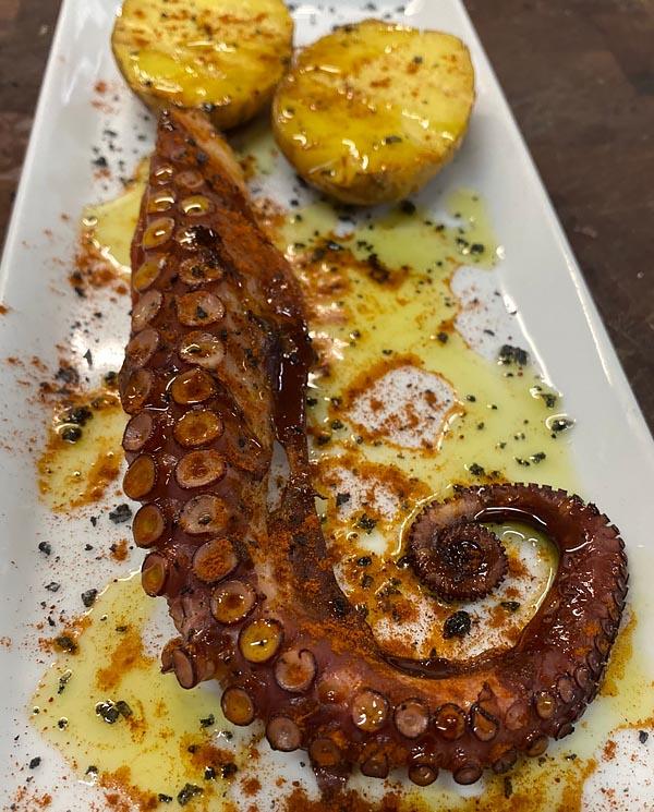 El caliu de la cuina de sempre: El viatge gastronòmic de La Sínia a Vilabertran Restaurant La Sinia