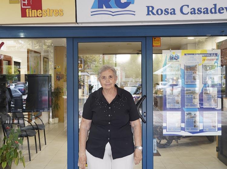 Rosa Casadevall analitza el lideratge femení i la història de la seva immobiliària a Empuriabrava Rosa Casadevall analitza el lideratge femení i la història de la seva immobiliària a Empuriabrava