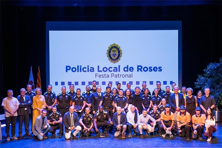 La Festa Patronal de la Policia Local de Roses reconeix la tasca d’agents i col·laboradors La Festa Patronal de la Policia Local de Roses reconeix la tasca d’agents i col·laboradors